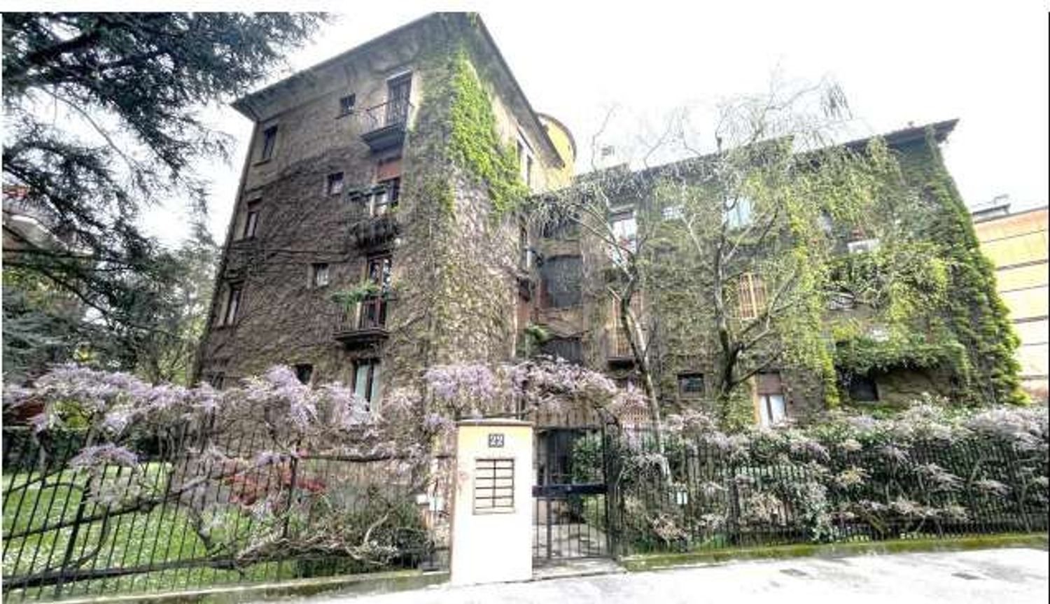 7 rooms Apartment in Milan, Italy No. 245306