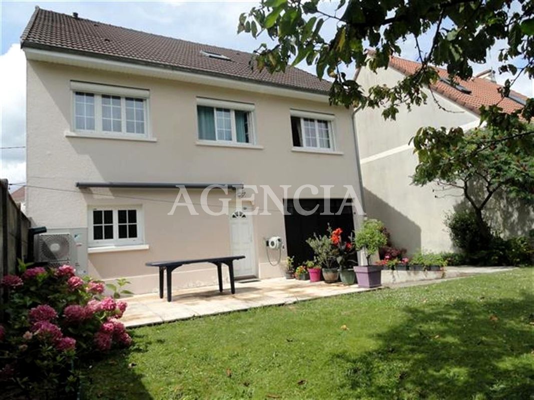 5 bedrooms House in Roissy-en-Brie, France No. 176724