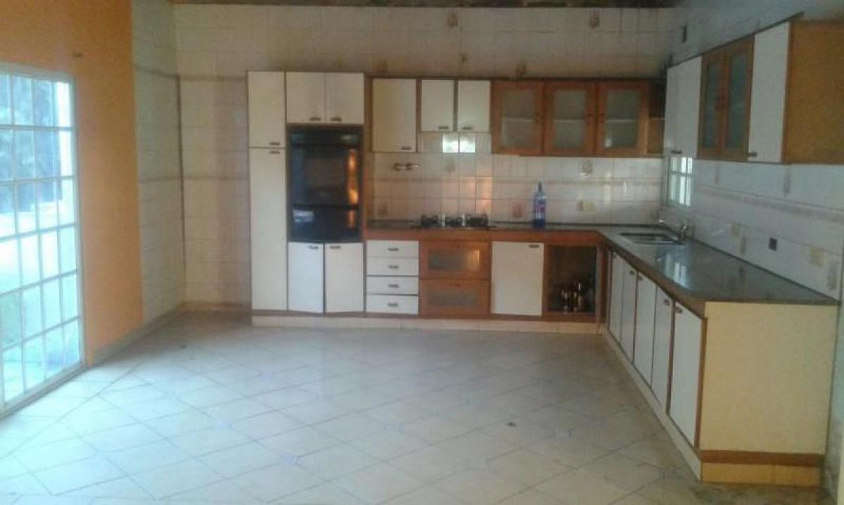 4 bedrooms House in Almirante Brown, Argentina No. 77701