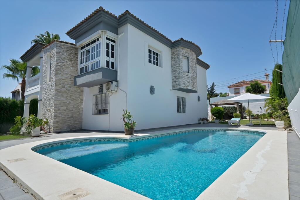3 bedrooms Villa in Estepona, Spain No. 202056