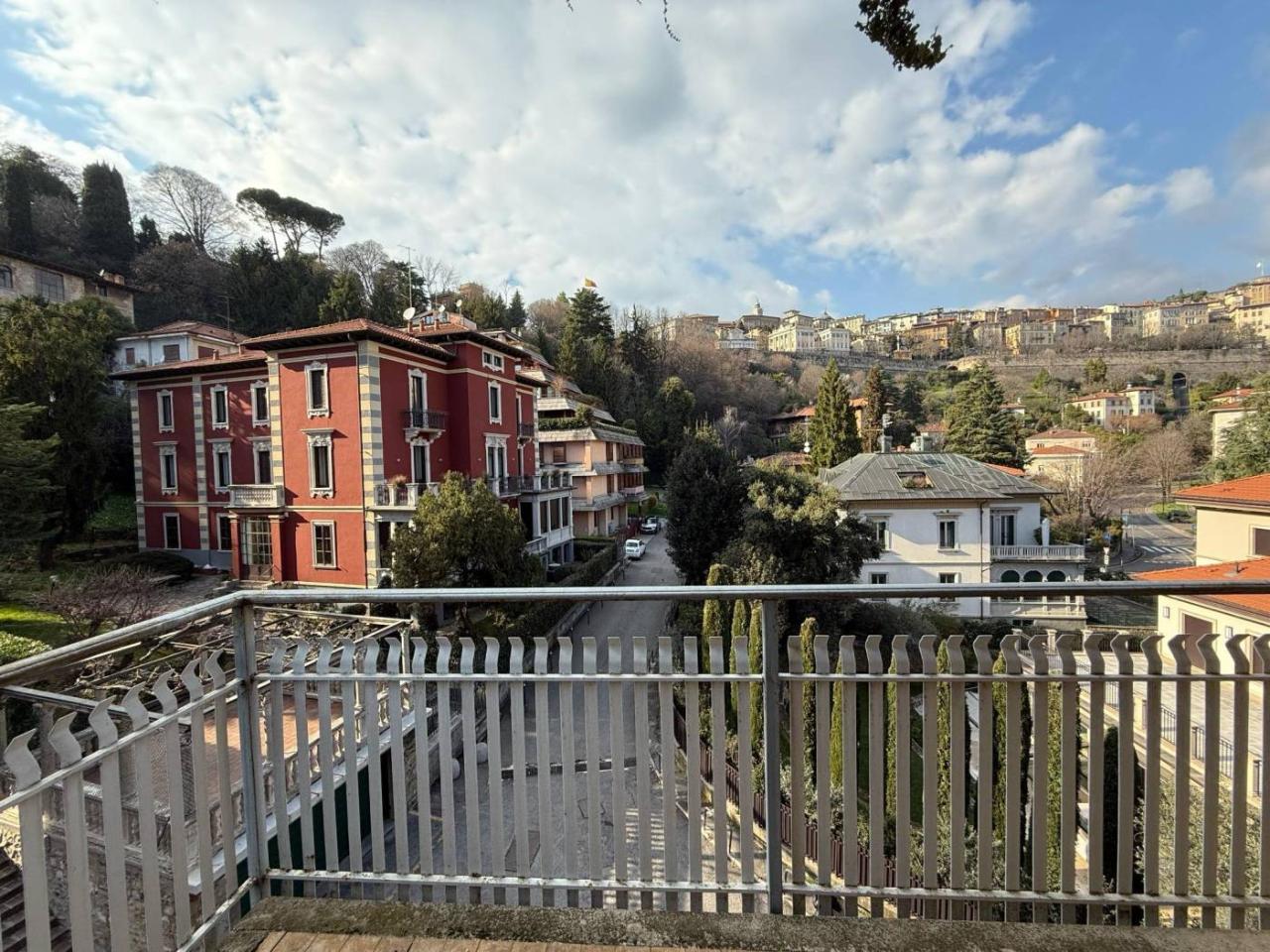 7 rooms Apartment in Bergamo, Italy No. 42605