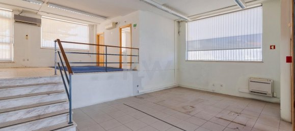 138m² Commercial property in Almada, Portugal No. 68865 6