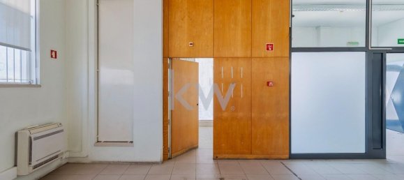 138m² Commercial property in Almada, Portugal No. 68865 8