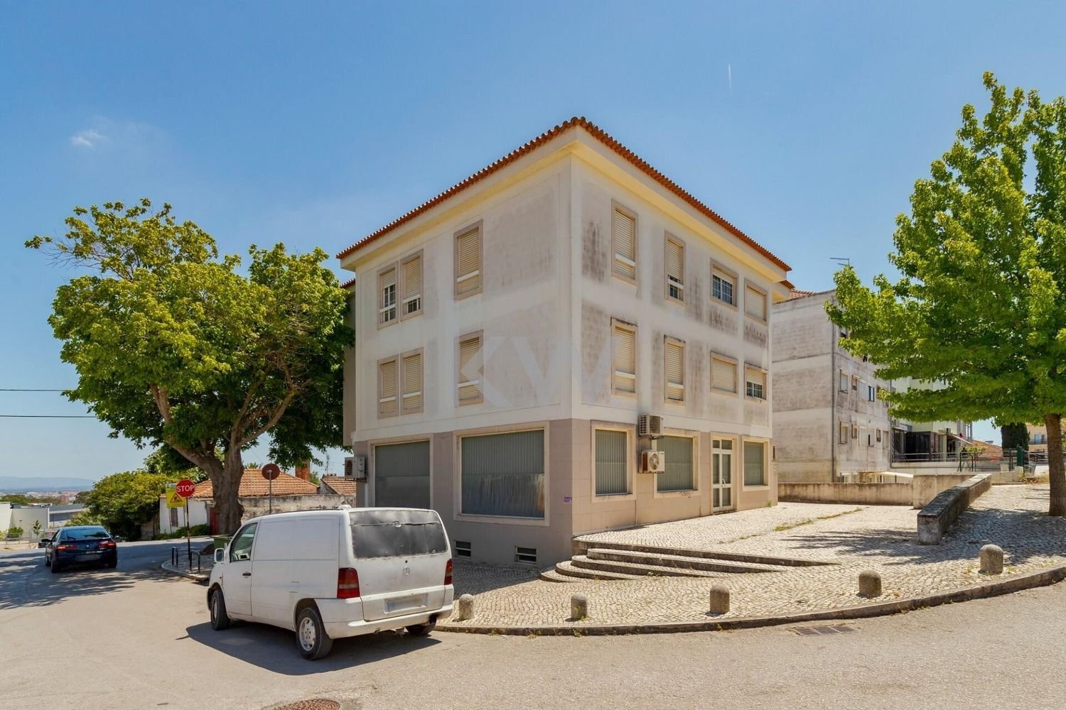 138m² Commercial property in Almada, Portugal No. 68865