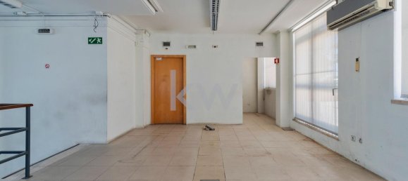 138m² Commercial property in Almada, Portugal No. 68865 11