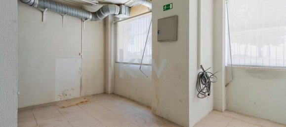138m² Commercial property in Almada, Portugal No. 68865 22
