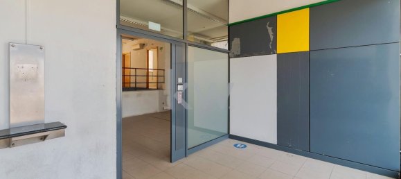 138m² Commercial property in Almada, Portugal No. 68865 4