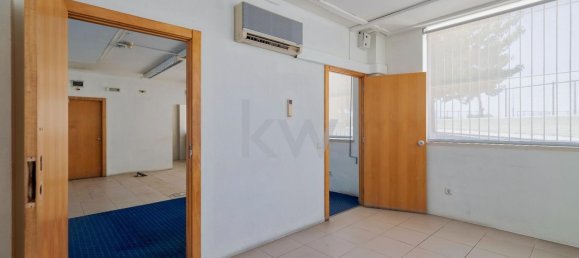 138m² Commercial property in Almada, Portugal No. 68865 19