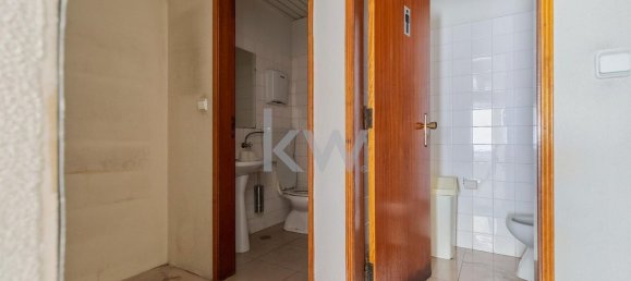 138m² Commercial property in Almada, Portugal No. 68865 25