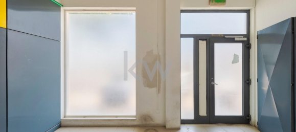 138m² Commercial property in Almada, Portugal No. 68865 3