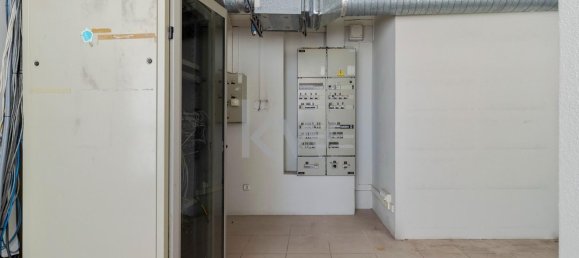 138m² Commercial property in Almada, Portugal No. 68865 21