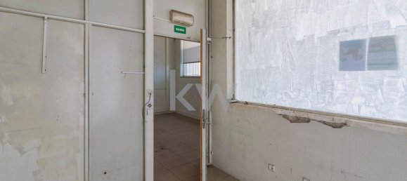 138m² Commercial property in Almada, Portugal No. 68865 10