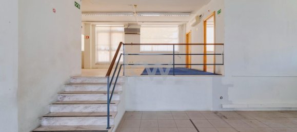 138m² Commercial property in Almada, Portugal No. 68865 5