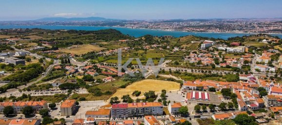 138m² Commercial property in Almada, Portugal No. 68865 32