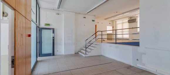 138m² Commercial property in Almada, Portugal No. 68865 7