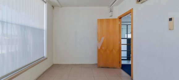 138m² Commercial property in Almada, Portugal No. 68865 17