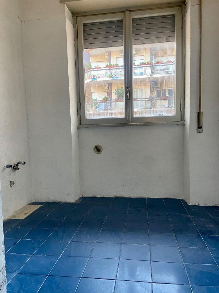 4 rooms Apartment in Rome, Italy No. 204640