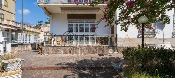 Здание 550м² в Эболи, Италия № 129025 13