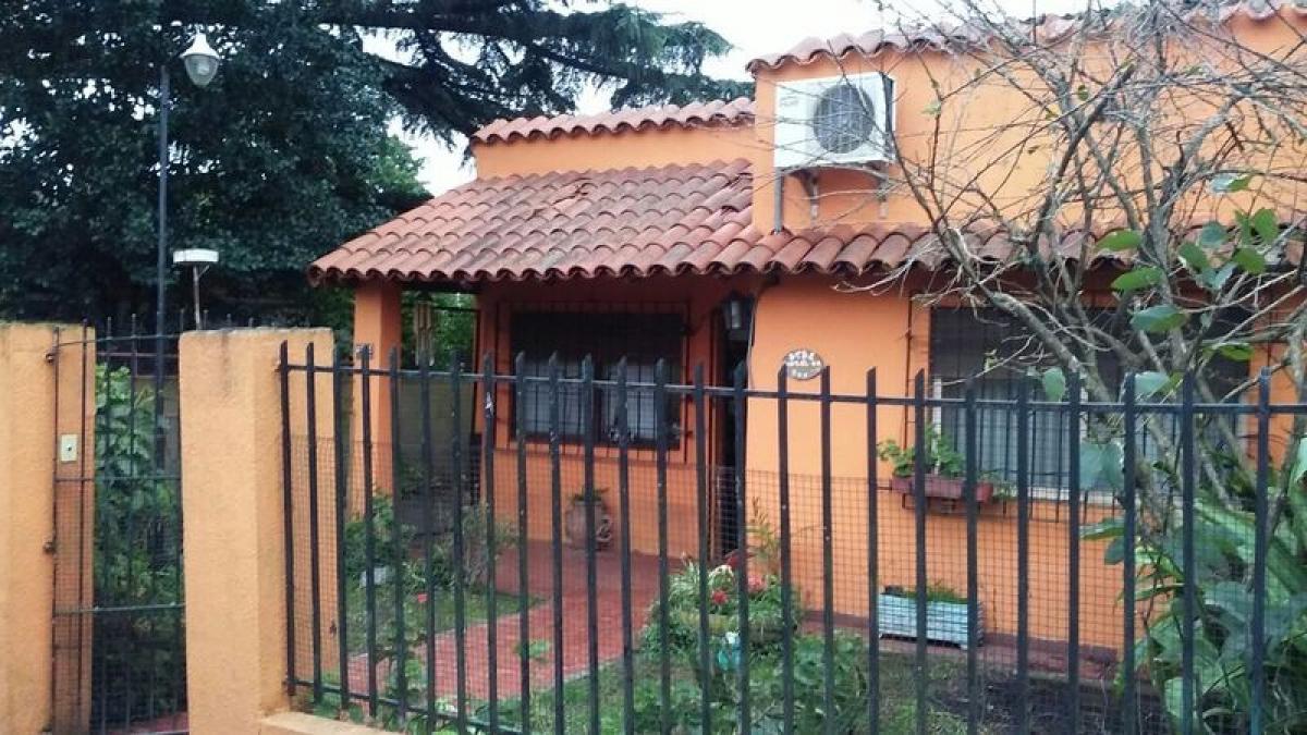 2 bedrooms House in Almirante Brown, Argentina No. 90894