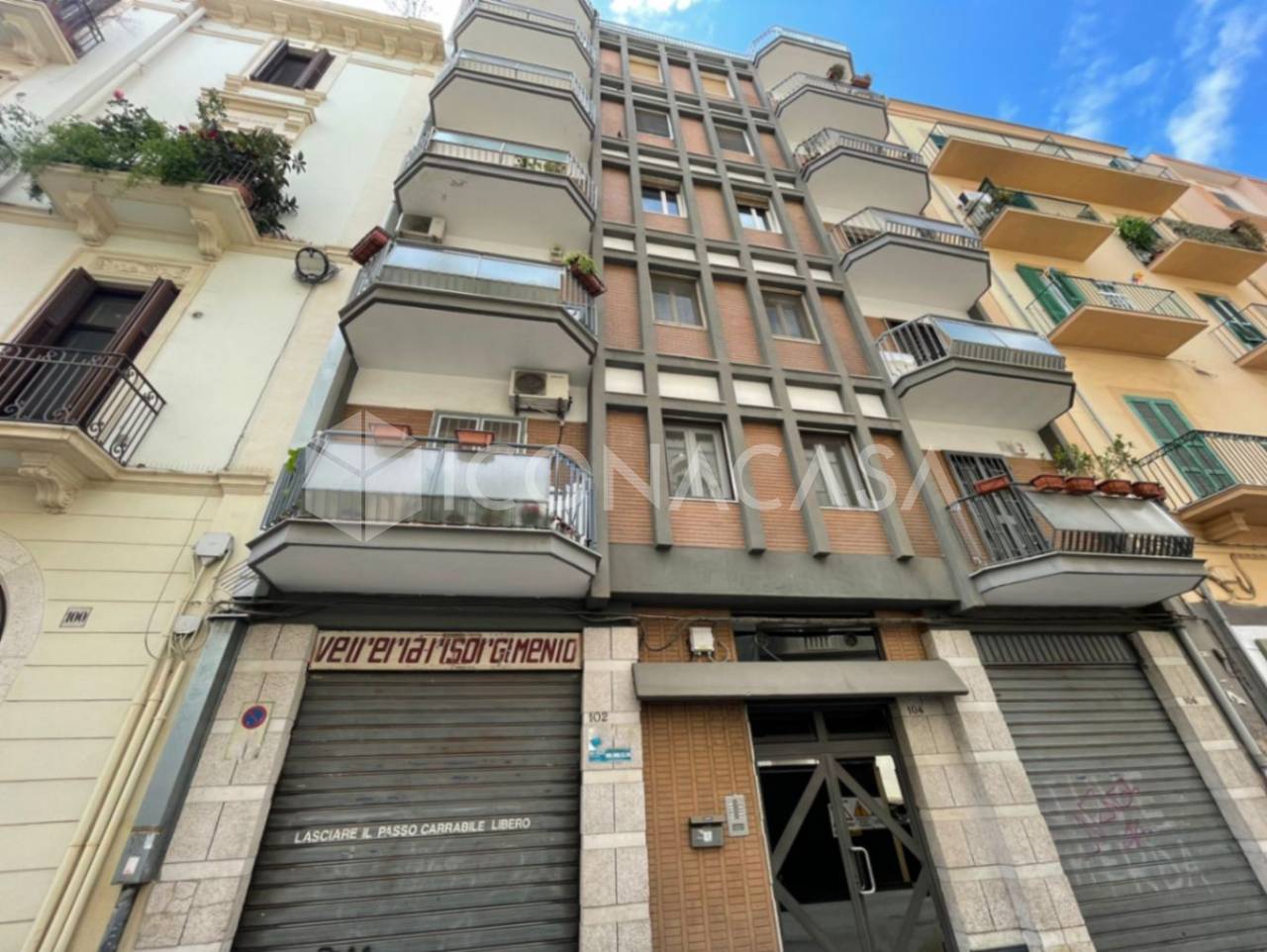 Propiedad comercial de 1 habitación en Bari, Italy No. 22260