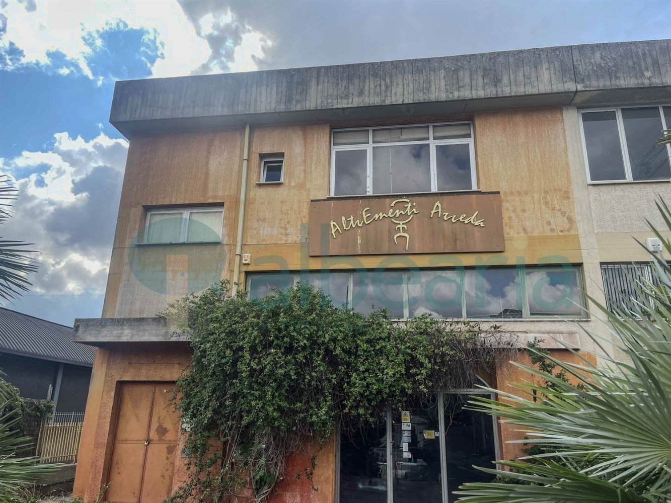 560m² Warehouse in Follonica, Italy No. 224399