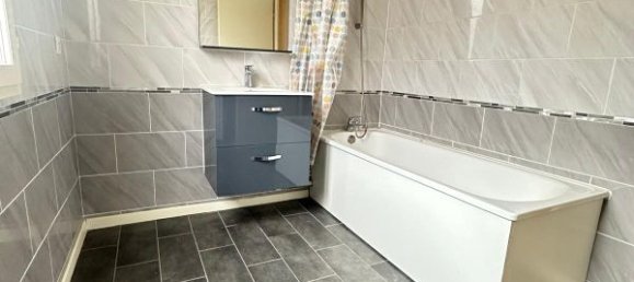 3 bedrooms House in Evry, France No. 163191 5