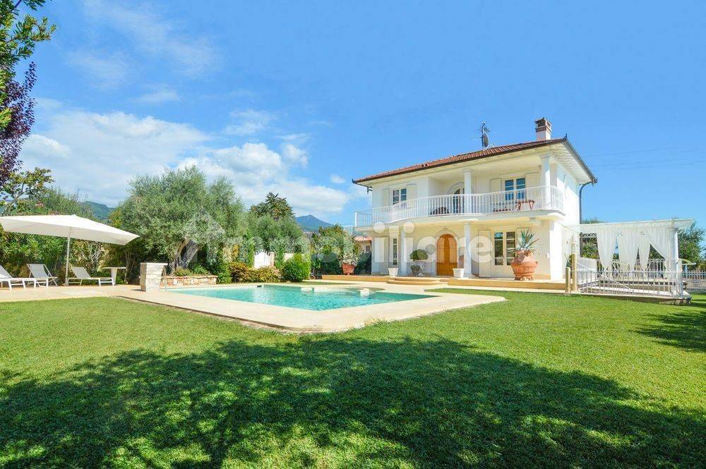 Villa de 5 dormitorios en Forte dei Marmi, Italy No. 38816