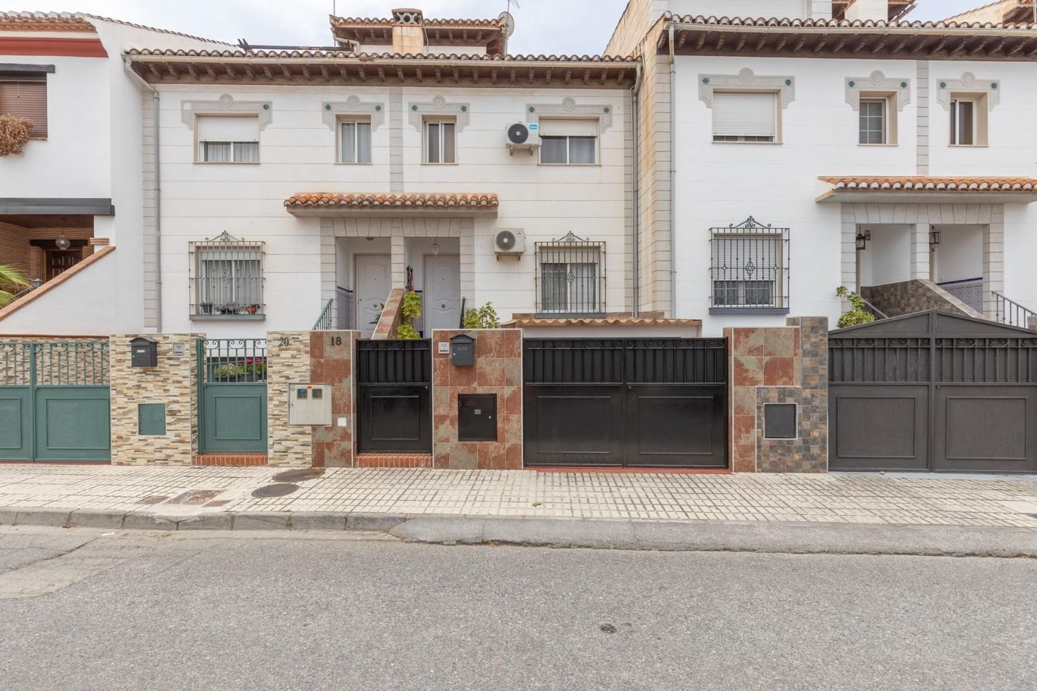 4 bedrooms Townhouse in Granada, Spain No. 140154