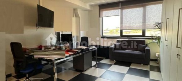 Oficina de 5 habitaciónes en Guidonia Montecelio, Italy No. 306273 8