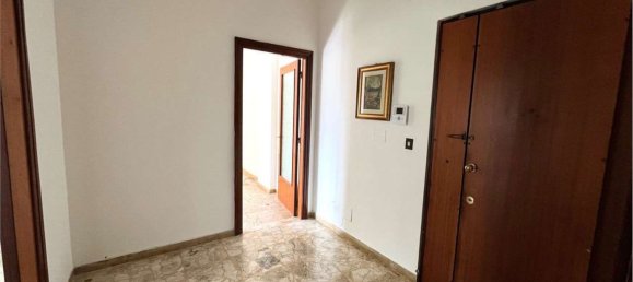 3-salle Appartement à Brindisi, Italy No. 29499 4