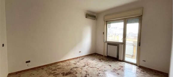 3-salle Appartement à Brindisi, Italy No. 29499 13