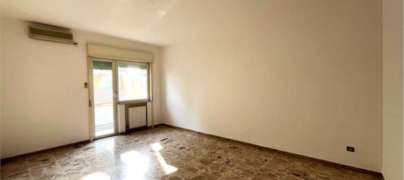 3-salle Appartement à Brindisi, Italy No. 29499 5