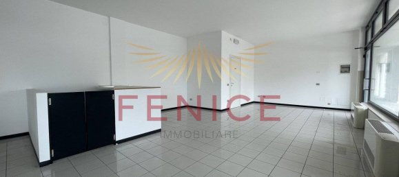 2 rooms Commercial property in Montebelluna, Italy No. 325891 5