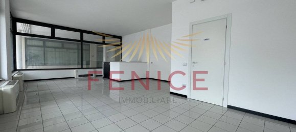 2 rooms Commercial property in Montebelluna, Italy No. 325891 2