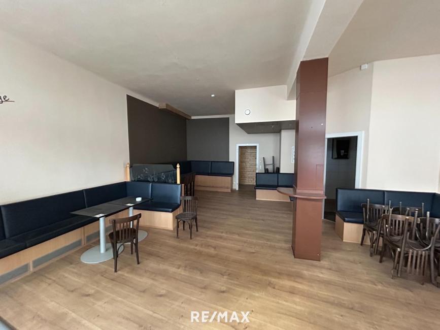 Propriété commerciale à Zistersdorf, Austria 195m² No. 141338