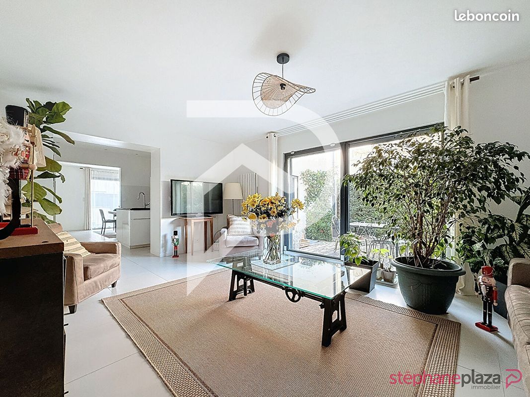 4 chambres Maison à Suresnes, France No. 130356