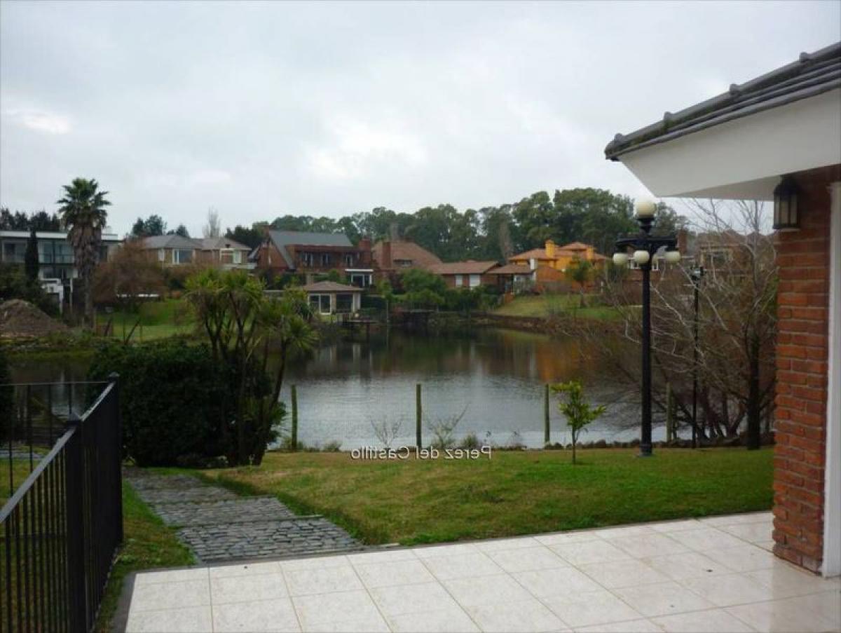 5 bedrooms House in Montevideo, Uruguay No. 3224