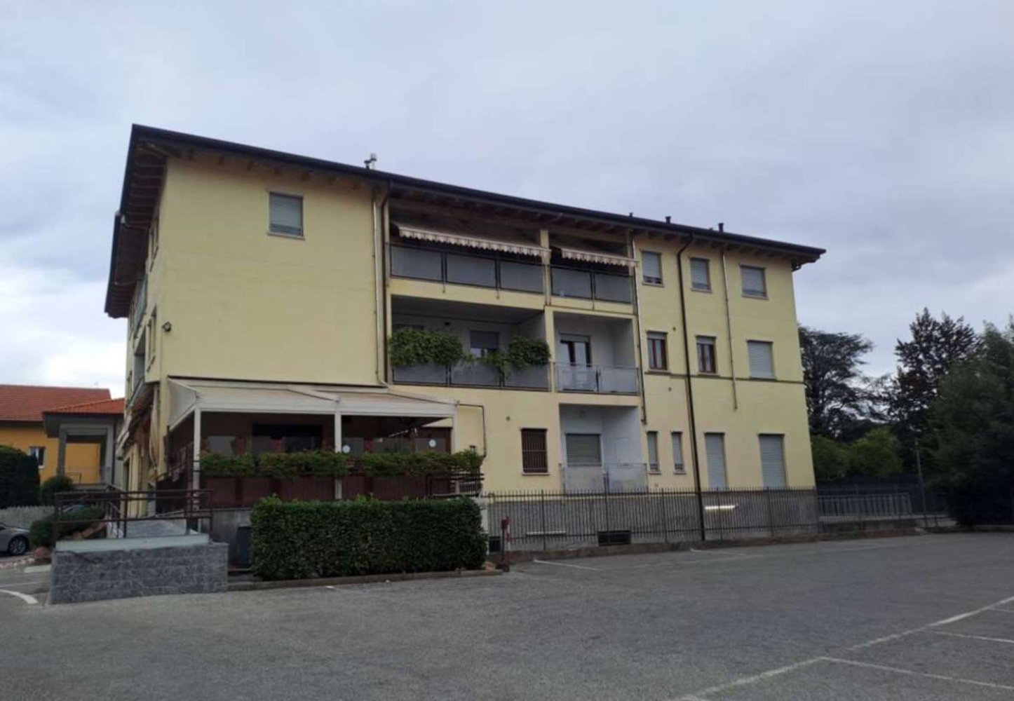 Apartamento de 4 habitaciónes en Induno Olona, Italy No. 3184