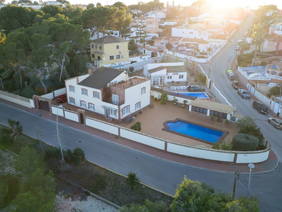 7 bedrooms House in Torrevieja, Spain No. 222282