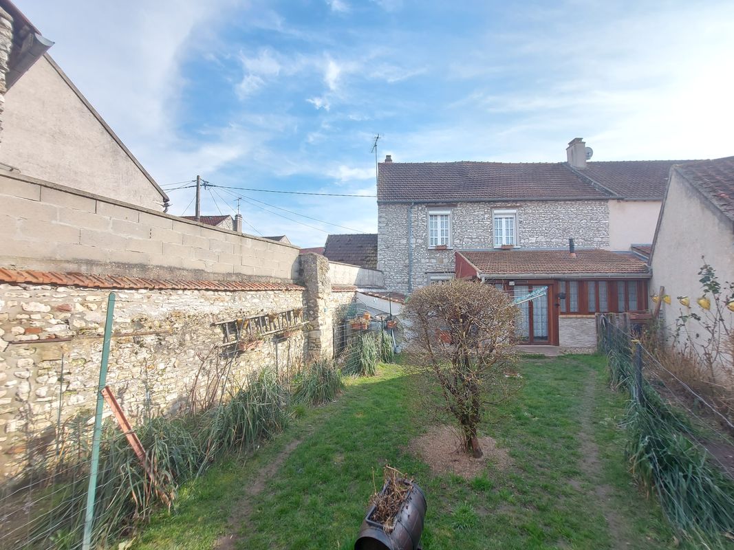 3 bedrooms House in Guernes, France No. 136229