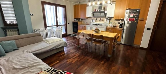 Apartamento de 3 dormitorios en Calcio, Italy No. 380830 2