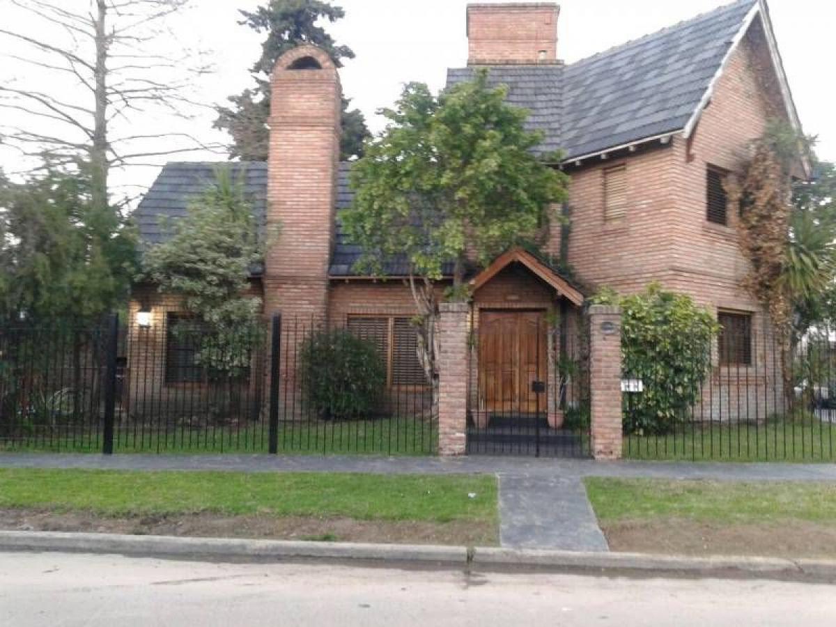 Дом с 4 спальнями в Морон, Аргентина № 1582