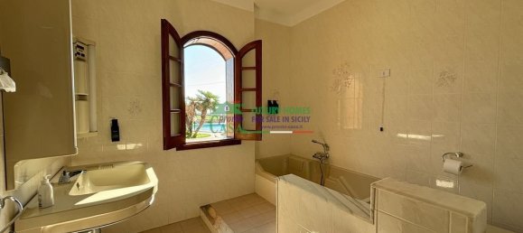 6 bedrooms Villa in Ragusa, Italy No. 151728 16
