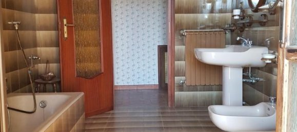 Дом с 6 комнатами в Монтанаро, Италия № 84583 20