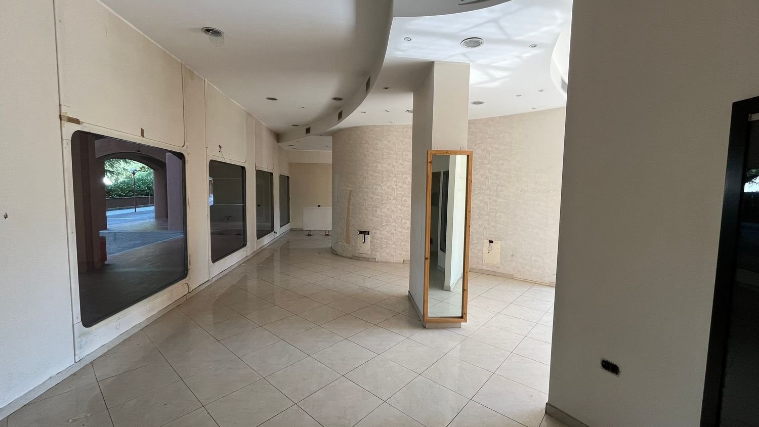 143m² Commercial property in Segrate, Italy No. 373624