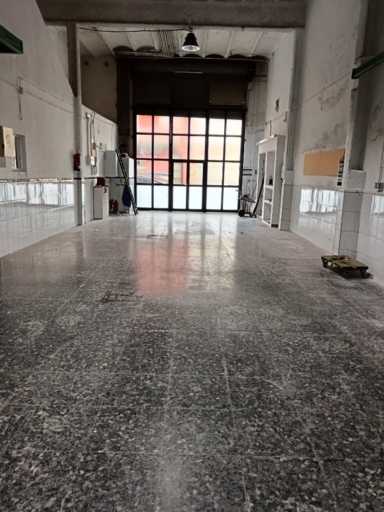 184m² Commercial property in Badalona, Spain No. 23805