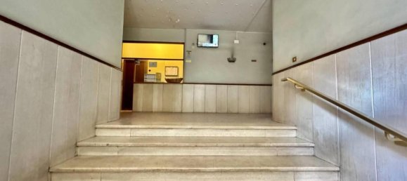 5 rooms Apartment in Naples, Italy No. 19340 2