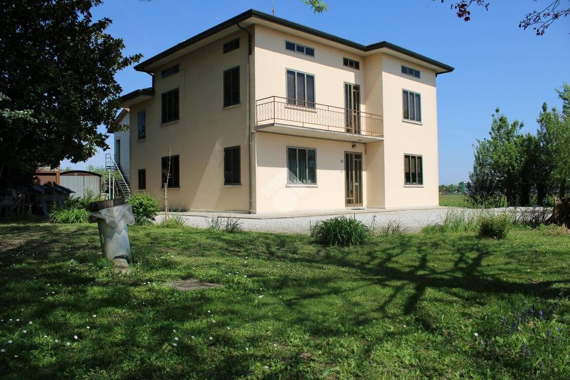 5 bedrooms Villa in Portogruaro, Italy No. 103077