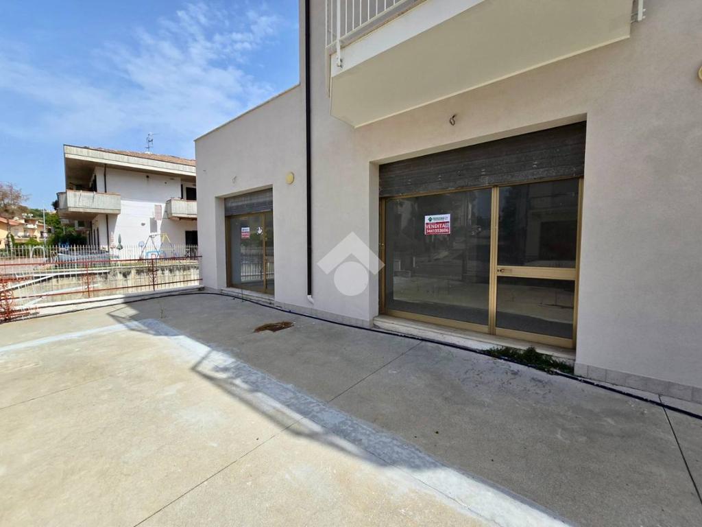 Propriété commerciale à Notaresco, Italy 143m² No. 361669