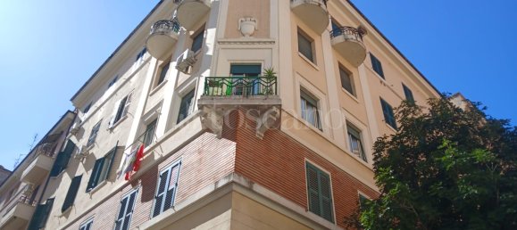 2 rooms Commercial property in Rome, Italy No. 311332 2